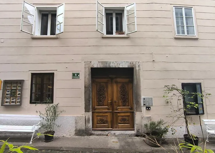 Bela & Vista Penthouse - Castle View In Old Town 公寓 *